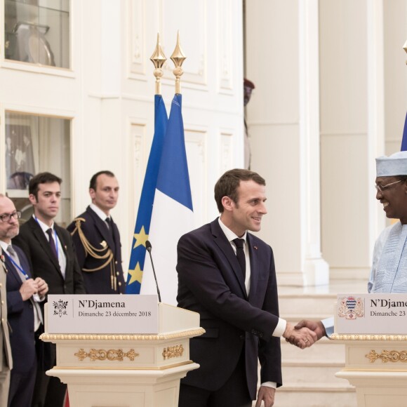 Le président de la République Emmanuel Macron est reçu par le président de la République du Tchad, Idriss Deby Itno, au palais présidentiel à N'Djamena. Le 23 décembre 2018. © Stéphane Lemouton / Bestimage