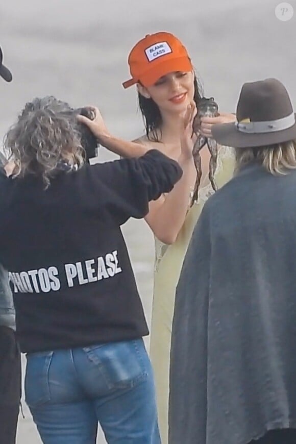 Exclusif - Kendall Jenner lors d ‘une séance photo sur une plage à Malibu le 15 décembre 2018