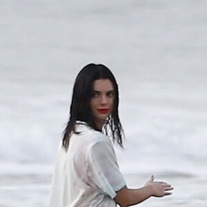 Exclusif - Kendall Jenner en pleine séance photo sur une plage à Malibu, le 15 décembre 2018