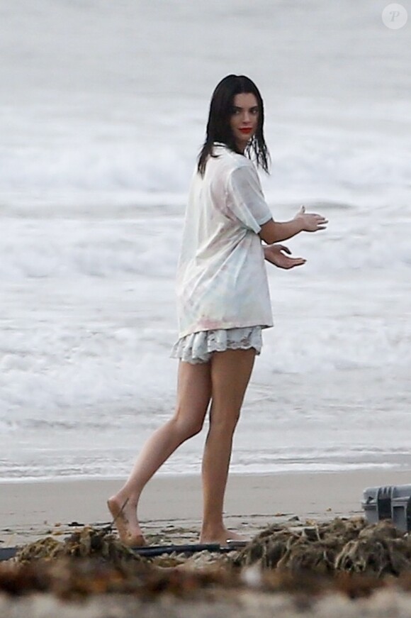 Exclusif - Kendall Jenner en pleine séance photo sur une plage à Malibu, le 15 décembre 2018