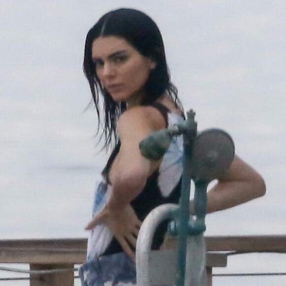 Exclusif - Kendall Jenner en pleine séance photo sur une plage à Malibu, le 15 décembre 2018