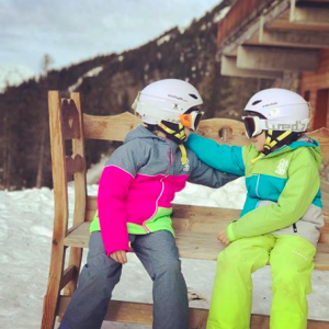 Elodie Gossuin en famille à la Plagne, le dernier week-end de 2018. Ici Léonard et Joséphine.