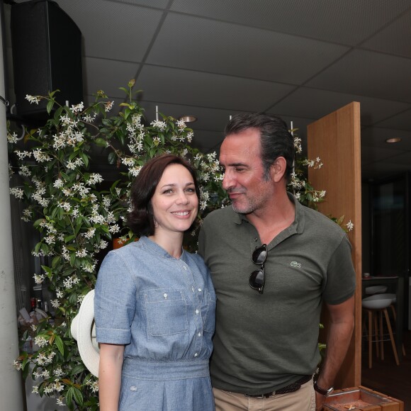 Jean Dujardin et sa femme Nathalie Péchalat au village lors des internationaux de tennis de Roland Garros à Paris, le 10 juin 2018. © Moreau-Jacovides/Bestimage