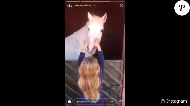 Giulia Sarkozy caresse un poney à Marrakech sous le regard de sa maman Carla Bruni. Le 2 janvier 2019.
