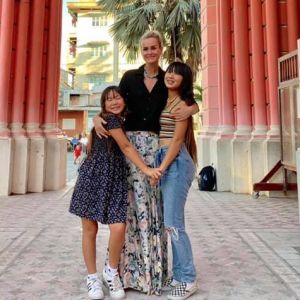 Laeticia Hallyday avec ses filles Jade et Joy, posent sur une photo dévoilée sur Facebook le 5 janvier 2019