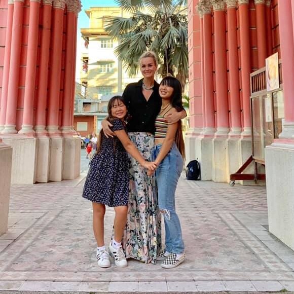 Laeticia Hallyday avec ses filles Jade et Joy, posent sur une photo dévoilée sur Facebook le 5 janvier 2019