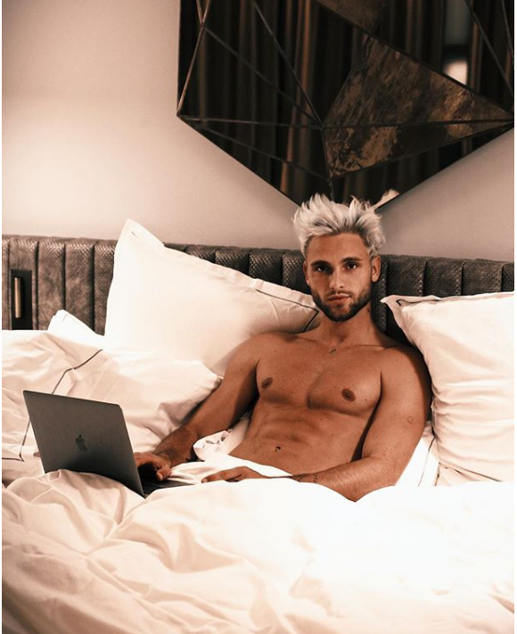 Bastien de "Secret Story 10" torse nu au lit - Instagram, 25 novembre 2018
