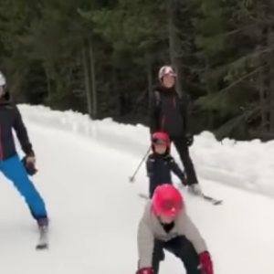 La princesse Victoria de Suède, le prince Daniel et leurs enfants la princesse Estelle et le prince Oscar en vacances au ski à Trysil, en Norvège. Vidéo diffusée par la cour de Suède le 5 janvier 2019.