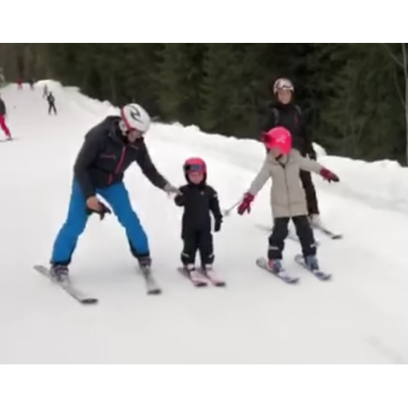 La princesse Victoria de Suède, le prince Daniel et leurs enfants la princesse Estelle et le prince Oscar en vacances au ski à Trysil, en Norvège. Vidéo diffusée par la cour de Suède le 5 janvier 2019.