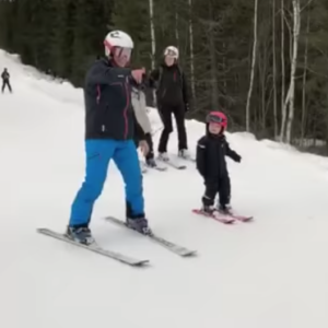 La princesse Victoria de Suède, le prince Daniel et leurs enfants la princesse Estelle et le prince Oscar en vacances au ski à Trysil, en Norvège. Vidéo diffusée par la cour de Suède le 5 janvier 2019.