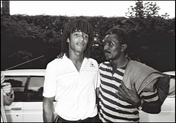 Yannick Noah avec son père Zacharie après sa victoire au tournoi de Roland Garros le 6 juin 1983.