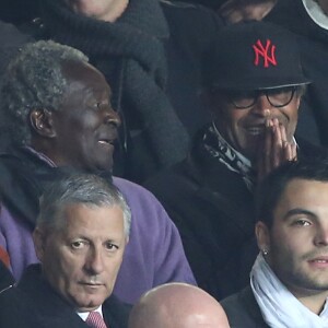 Yannick Noah et son père Zacharie Noah - People au match de ligue des champions qui oppose le Psg a Anderlecht a Paris le 5 novembre 2013.