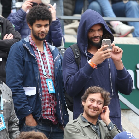 Zacharie Noah (père de Yannick Noah) et Joakim Noah (fils de Yannick Noah) - People dans les tribunes des internationaux de France de Roland Garros à Paris le 4 juin 2016. © Moreau - Jacovides / Bestimage