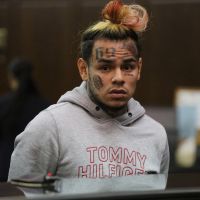 6ix9ine en prison : Première photo en détention, sa petite amie lui rend visite