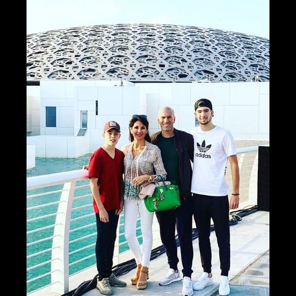 Zinédine Zidane avec sa femme Véronique et leurs fils Elyaz et Théo après leur visite du Louvre de Dubaï le 25 décembre 2018.