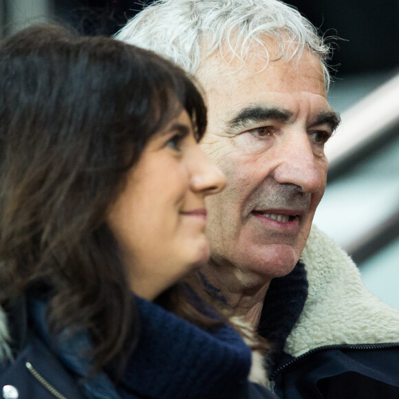Estelle Denis et Raymond Domenech en couple au Parc des Princes à Paris le 9 janvier 2019 lors du quart de finale de la Coupe de la Ligue entre le PSG et l'En Avant Guingamp. © Cyril Moreau/Bestimage
