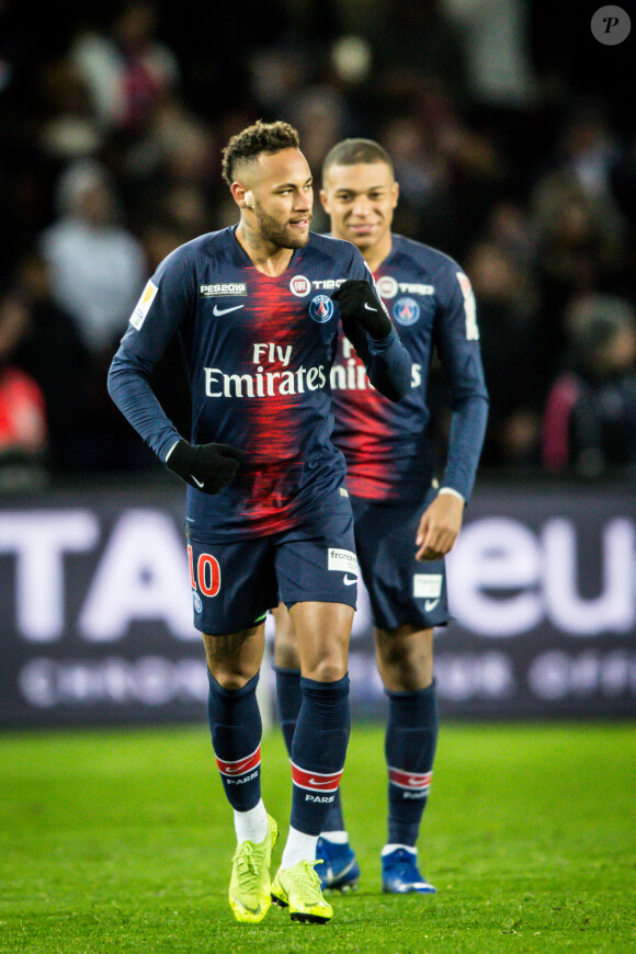 Neymar et Kylian Mbappé au Parc des Princes à Paris le 9 janvier 2019 lors du quart de finale de la Coupe de la Ligue entre le PSG et l'En Avant Guingamp. © Cyril Moreau/Bestimage