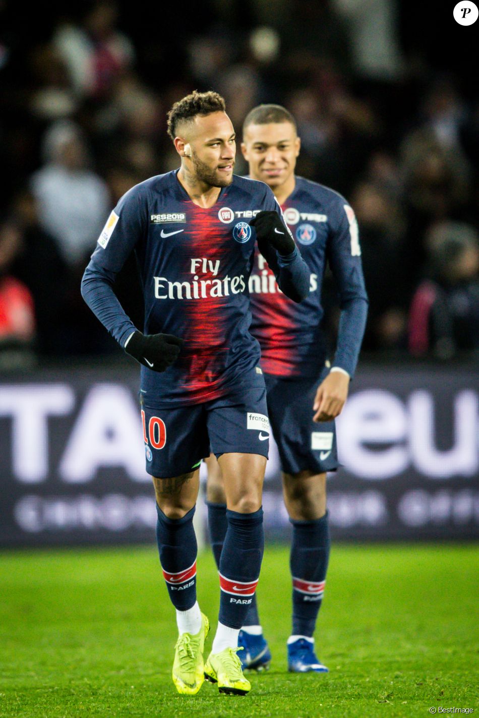 Neymar et Kylian Mbappé au Parc des Princes à Paris le 9 ...