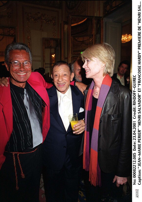 Jean-Marie Périer, son "géniteur" Henri Salvador et Françoise Hardy à l'Olympia, le 23 avril 2001.