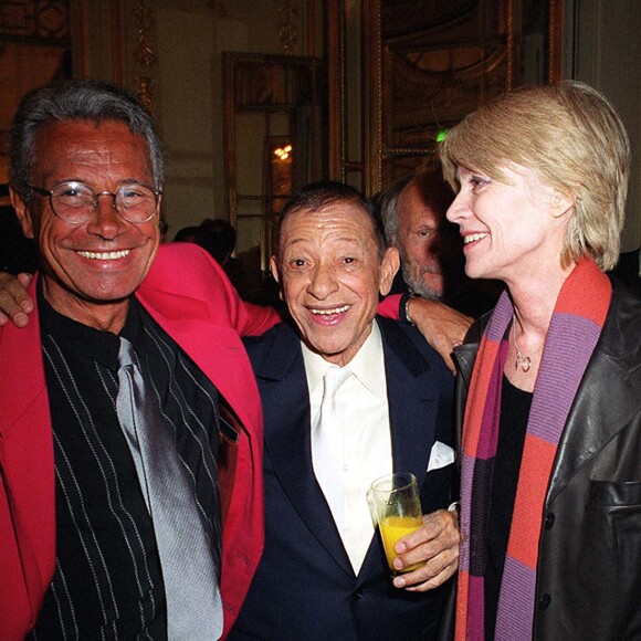 Jean-Marie Périer, son "géniteur" Henri Salvador et Françoise Hardy à l'Olympia, le 23 avril 2001.
