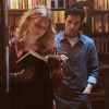 Elizabeth Lail et Penn Badgley dans la série "You" diffusée en France sur Netflix.