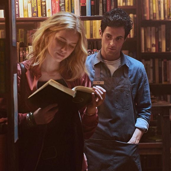 Elizabeth Lail et Penn Badgley dans la série "You" diffusée en France sur Netflix.