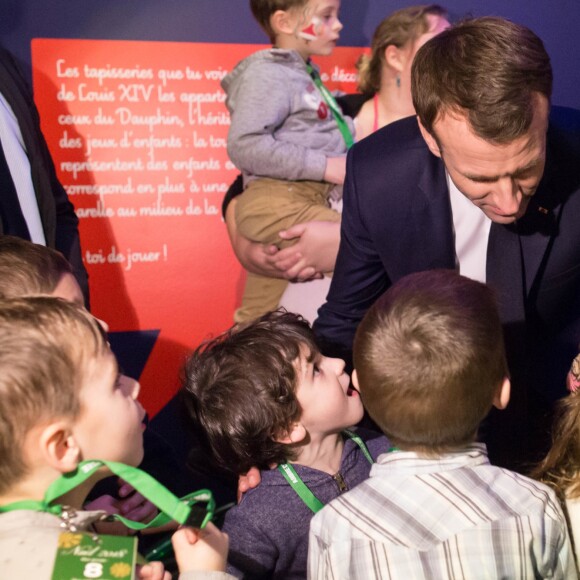 Le président de la république, Emmanuel Macron et la Première Dame fêtent le Noël de l'Elysée à la Manufacture des Gobelins, Paris, France, le 19 décembre 2018. A l'occasion du traditionnel " Noël de l'Elysée " qui a lieu cette année à la Manufacture des Gobelins (en raison des travaux de rénovation actuellement en cours), le Président de la République et la Première Dame ont accueilli des enfants du personnel de l'Elysée, des enfants de policiers, gendarmes, pompiers et de militaires morts ou gravement blessés en service cette année, ainsi que des enfants de l'association ELA, Solidarité enfants Sida, Du Sport et plus, et des résidents de l'institut médico-éducatif Henri Wallon. © Stephane Lemouton / Bestimage