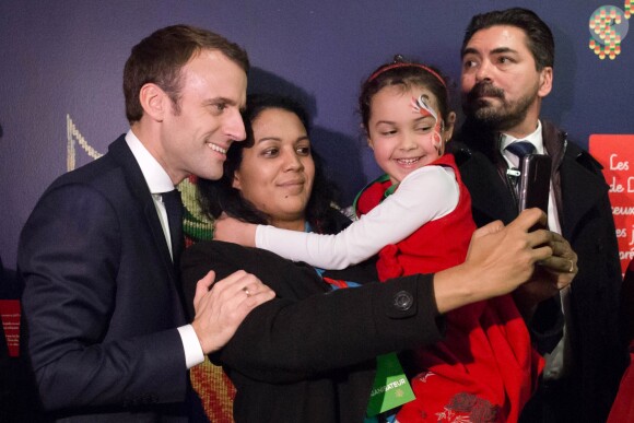 Le président de la république, Emmanuel Macron et la Première Dame fêtent le Noël de l'Elysée à la Manufacture des Gobelins, Paris, France, le 19 décembre 2018. A l'occasion du traditionnel " Noël de l'Elysée " qui a lieu cette année à la Manufacture des Gobelins (en raison des travaux de rénovation actuellement en cours), le Président de la République et la Première Dame ont accueilli des enfants du personnel de l'Elysée, des enfants de policiers, gendarmes, pompiers et de militaires morts ou gravement blessés en service cette année, ainsi que des enfants de l'association ELA, Solidarité enfants Sida, Du Sport et plus, et des résidents de l'institut médico-éducatif Henri Wallon. © Stephane Lemouton / Bestimage
