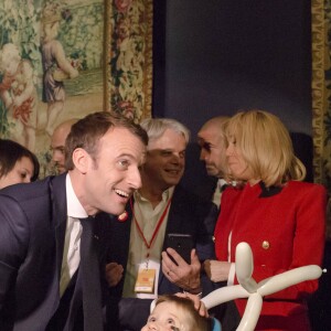 Le président de la république, Emmanuel Macron et la Première Dame fêtent le Noël de l'Elysée à la Manufacture des Gobelins, Paris, France, le 19 décembre 2018. A l'occasion du traditionnel " Noël de l'Elysée " qui a lieu cette année à la Manufacture des Gobelins (en raison des travaux de rénovation actuellement en cours), le Président de la République et la Première Dame ont accueilli des enfants du personnel de l'Elysée, des enfants de policiers, gendarmes, pompiers et de militaires morts ou gravement blessés en service cette année, ainsi que des enfants de l'association ELA, Solidarité enfants Sida, Du Sport et plus, et des résidents de l'institut médico-éducatif Henri Wallon. © Stephane Lemouton / Bestimage