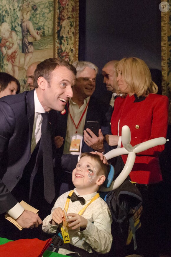 Le président de la république, Emmanuel Macron et la Première Dame fêtent le Noël de l'Elysée à la Manufacture des Gobelins, Paris, France, le 19 décembre 2018. A l'occasion du traditionnel " Noël de l'Elysée " qui a lieu cette année à la Manufacture des Gobelins (en raison des travaux de rénovation actuellement en cours), le Président de la République et la Première Dame ont accueilli des enfants du personnel de l'Elysée, des enfants de policiers, gendarmes, pompiers et de militaires morts ou gravement blessés en service cette année, ainsi que des enfants de l'association ELA, Solidarité enfants Sida, Du Sport et plus, et des résidents de l'institut médico-éducatif Henri Wallon. © Stephane Lemouton / Bestimage