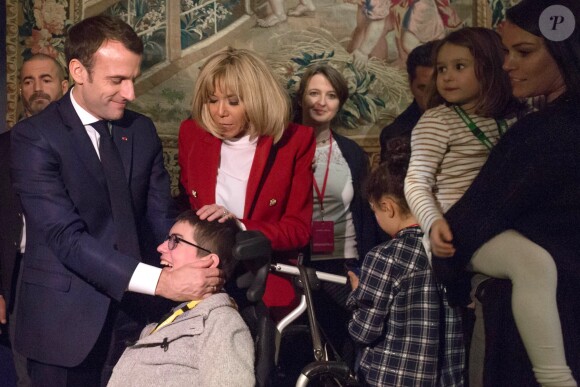 Le président de la république, Emmanuel Macron et la Première Dame fêtent le Noël de l'Elysée à la Manufacture des Gobelins, Paris, France, le 19 décembre 2018. A l'occasion du traditionnel " Noël de l'Elysée " qui a lieu cette année à la Manufacture des Gobelins (en raison des travaux de rénovation actuellement en cours), le Président de la République et la Première Dame ont accueilli des enfants du personnel de l'Elysée, des enfants de policiers, gendarmes, pompiers et de militaires morts ou gravement blessés en service cette année, ainsi que des enfants de l'association ELA, Solidarité enfants Sida, Du Sport et plus, et des résidents de l'institut médico-éducatif Henri Wallon. © Stephane Lemouton / Bestimage