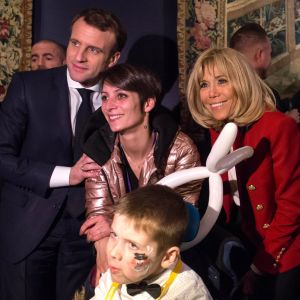 Le président de la république, Emmanuel Macron et la Première Dame Brigitte Macron fêtent le Noël de l'Elysée à la Manufacture des Gobelins, Paris, France, le 19 décembre 2018. A l'occasion du traditionnel " Noël de l'Elysée " qui a lieu cette année à la Manufacture des Gobelins (en raison des travaux de rénovation actuellement en cours), le Président de la République et la Première Dame Mme Brigitte Macron, ont accueilli des enfants du personnel de l'Elysée, des enfants de policiers, gendarmes, pompiers et de militaires morts ou gravement blessés en service cette année, ainsi que des enfants de l'association ELA, Solidarité enfants Sida, Du Sport et plus, et des résidents de l'institut médico-éducatif Henri Wallon. © Stephane Lemouton / Bestimage