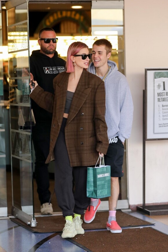 Hailey Baldwin et son mari Justin Bieber font du shopping à Los Angeles, avant de s'embrasser et de rejoindre leurs voitures respectives. Le 11 janvier 2019.