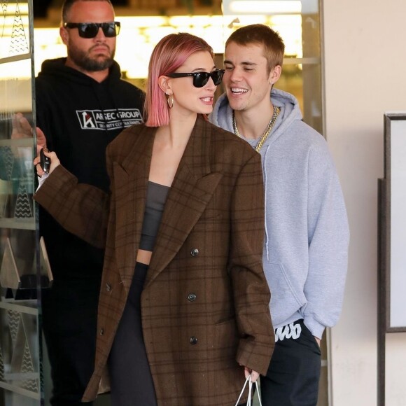 Hailey Baldwin et son mari Justin Bieber font du shopping à Los Angeles, avant de s'embrasser et de rejoindre leurs voitures respectives. Le 11 janvier 2019.