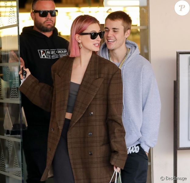 Hailey Baldwin et son mari Justin Bieber font du shopping à Los Angeles, avant de s'embrasser et de rejoindre leurs voitures respectives. Le 11 janvier 2019.