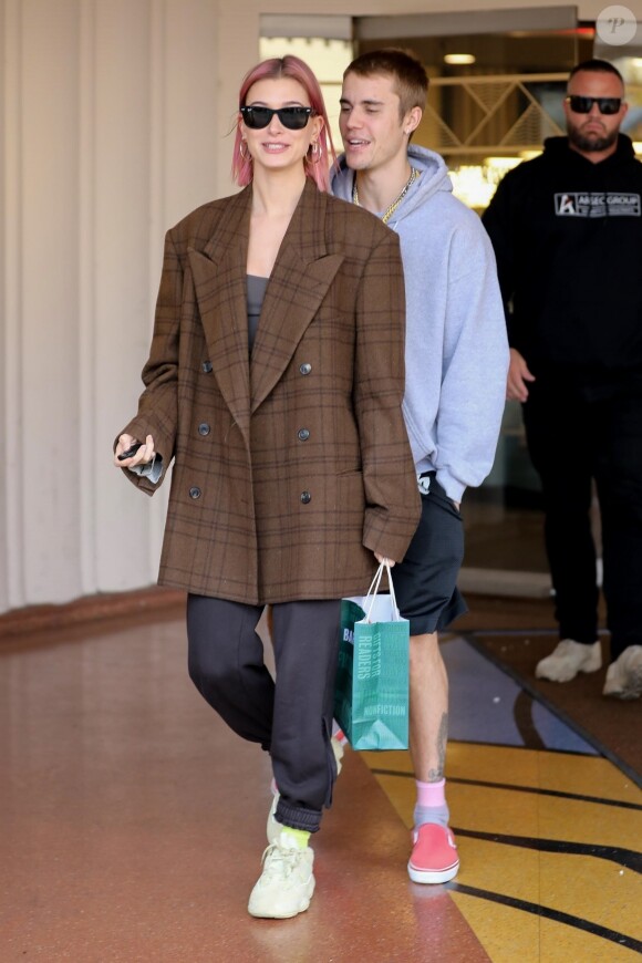 Hailey Baldwin et son mari Justin Bieber font du shopping à Los Angeles, avant de s'embrasser et de rejoindre leurs voitures respectives. Le 11 janvier 2019.