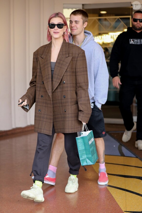 Hailey Baldwin et son mari Justin Bieber font du shopping à Los Angeles, avant de s'embrasser et de rejoindre leurs voitures respectives. Le 11 janvier 2019.