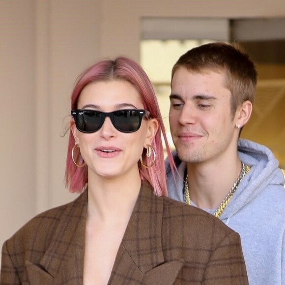 Hailey Baldwin et son mari Justin Bieber font du shopping à Los Angeles, avant de s'embrasser et de rejoindre leurs voitures respectives. Le 11 janvier 2019.