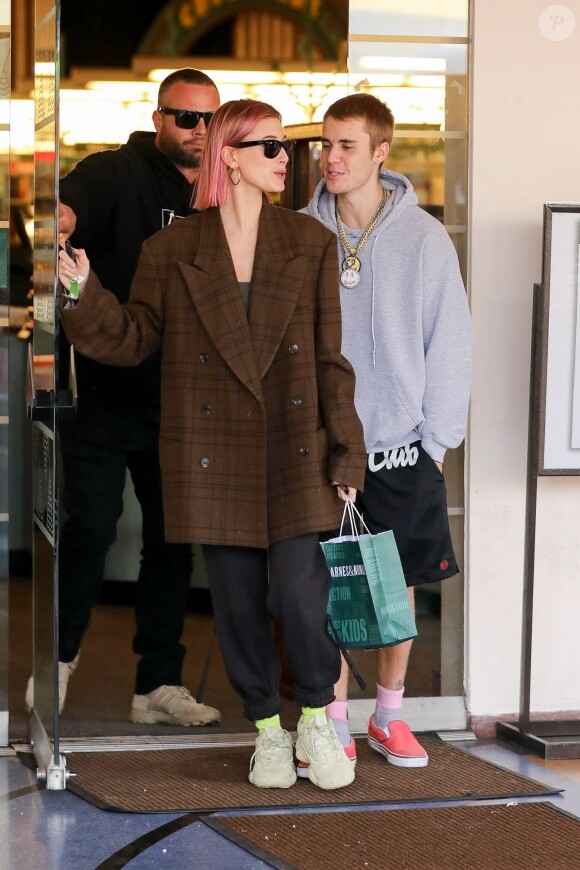 Hailey Baldwin et son mari Justin Bieber font du shopping à Los Angeles, avant de s'embrasser et de rejoindre leurs voitures respectives. Le 11 janvier 2019.