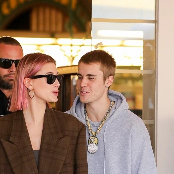 Hailey Baldwin et son mari Justin Bieber font du shopping à Los Angeles, avant de s'embrasser et de rejoindre leurs voitures respectives. Le 11 janvier 2019.