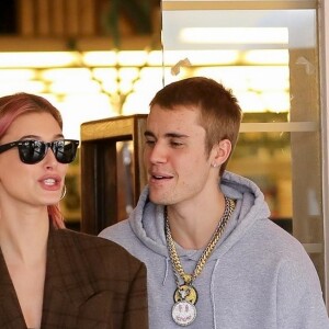 Hailey Baldwin et son mari Justin Bieber font du shopping à Los Angeles, avant de s'embrasser et de rejoindre leurs voitures respectives. Le 11 janvier 2019.