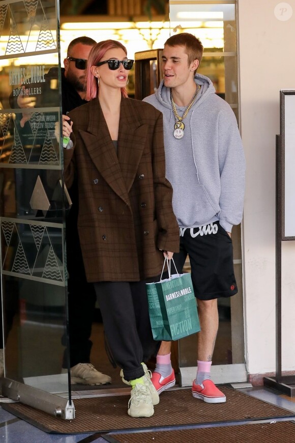 Hailey Baldwin et son mari Justin Bieber font du shopping à Los Angeles, avant de s'embrasser et de rejoindre leurs voitures respectives. Le 11 janvier 2019.