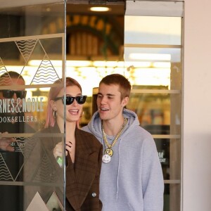 Hailey Baldwin et son mari Justin Bieber font du shopping à Los Angeles, avant de s'embrasser et de rejoindre leurs voitures respectives. Le 11 janvier 2019.