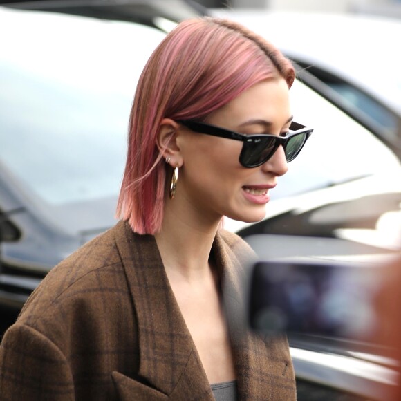 Hailey Baldwin et son mari Justin Bieber font du shopping à Los Angeles, avant de s'embrasser et de rejoindre leurs voitures respectives. Le 11 janvier 2019.