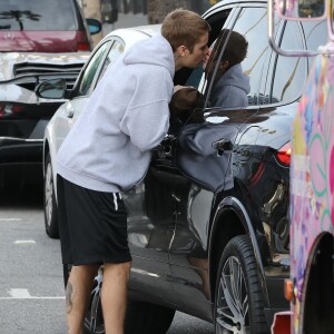 Hailey Baldwin et son mari Justin Bieber font du shopping à Los Angeles, avant de s'embrasser et de rejoindre leurs voitures respectives. Le 11 janvier 2019.