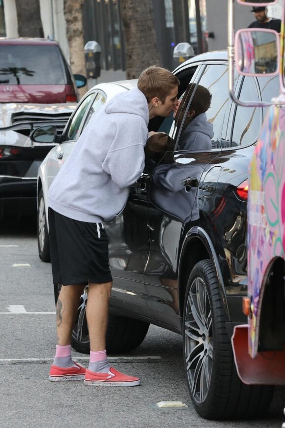 Hailey Baldwin et son mari Justin Bieber font du shopping à Los Angeles, avant de s'embrasser et de rejoindre leurs voitures respectives. Le 11 janvier 2019.