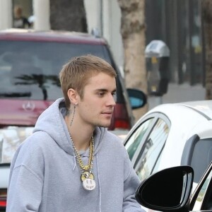 Hailey Baldwin et son mari Justin Bieber font du shopping à Los Angeles, avant de s'embrasser et de rejoindre leurs voitures respectives. Le 11 janvier 2019.