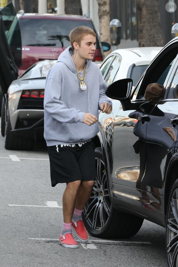 Hailey Baldwin et son mari Justin Bieber font du shopping à Los Angeles, avant de s'embrasser et de rejoindre leurs voitures respectives. Le 11 janvier 2019.