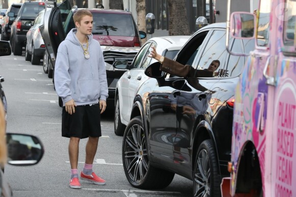 Hailey Baldwin et son mari Justin Bieber font du shopping à Los Angeles, avant de s'embrasser et de rejoindre leurs voitures respectives. Le 11 janvier 2019.