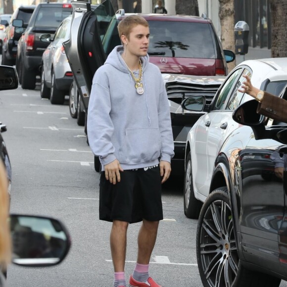 Hailey Baldwin et son mari Justin Bieber font du shopping à Los Angeles, avant de s'embrasser et de rejoindre leurs voitures respectives. Le 11 janvier 2019.